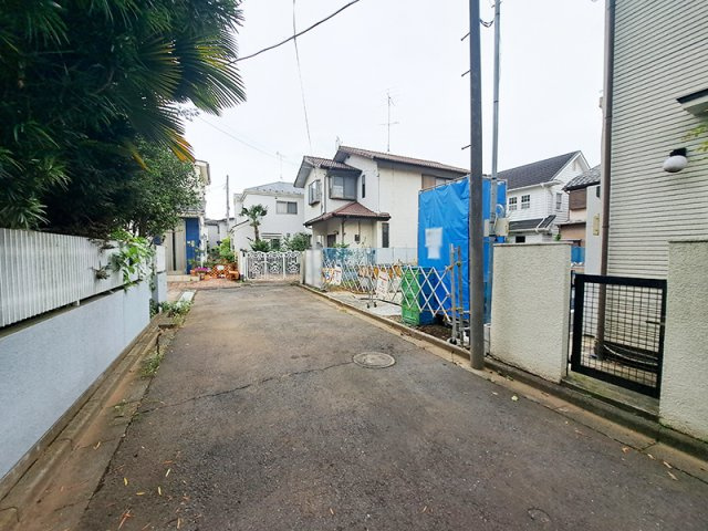 前面道路は行き止まりの為、住民の方以外の通行が少なく比較的静かです。