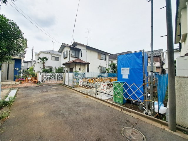 スーパーとドラッグストアが徒歩10分以内にありお買い物の負担も少ないです。