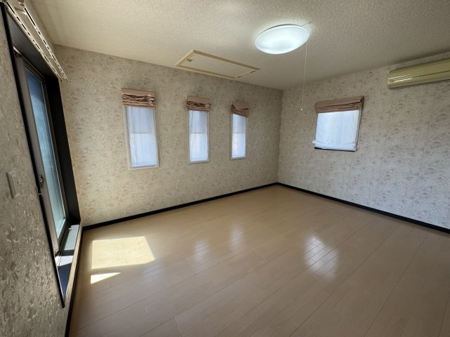 二階洋室です！大きなクローゼット付きでたっぷり収納できます♪　