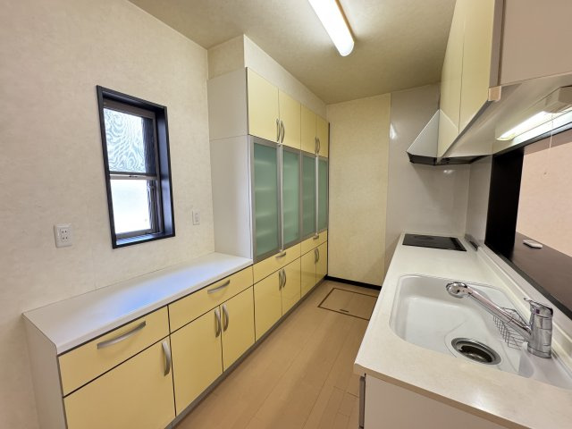 キッチン背面には備え付けの収納があります♪　