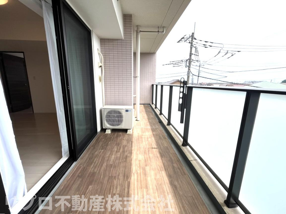 奥行きのある広いバルコニーです