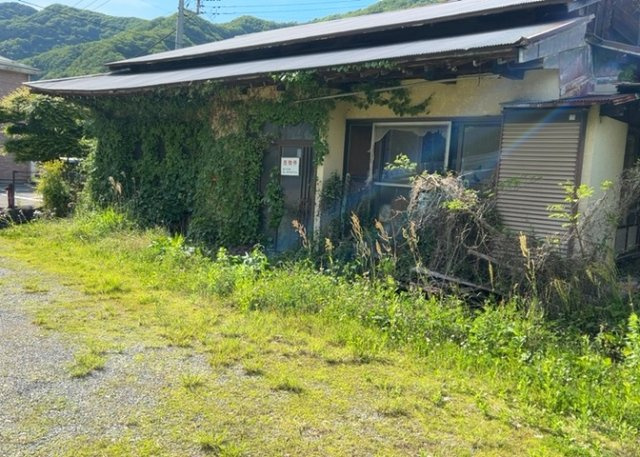 土地の形が極端に長細かったり、狭小地、あるいは道路との高低差がある傾斜地だった場合、後々売ろうとしても買い手がつかない場合もあります。後々、売却することになった時に価値の下がらない土地を選びましょう。
