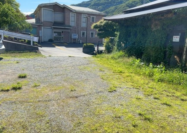 土地の面積＝住宅面積ではありません。建ぺい率の問題などで、土地のある場所によって住宅を建てられる面積は限られています。高さもしかり、「土地」という言葉の中には、建築条件も含まれると考えておきましょう。
