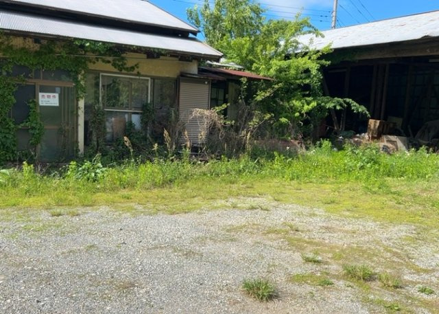 家を建てる場合、方位は要チェックです。現実的に日当たりのよい家ならばリビングは南側、建築基準法でも北側に当たる家への配慮は求められています。土地を見学に行く際は、方位磁針を持って行くようにしましょう。