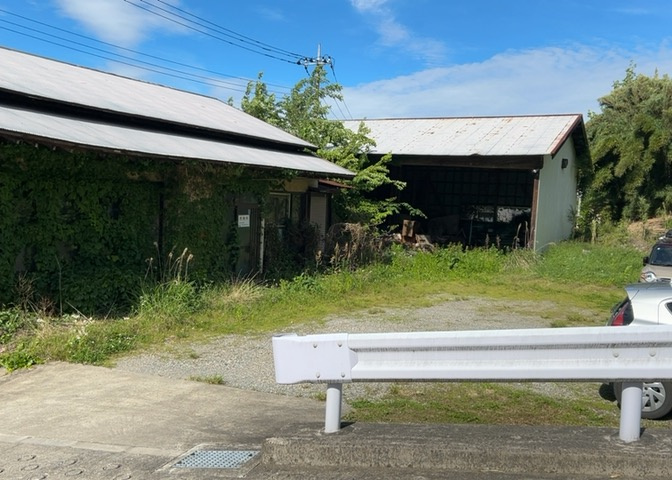 土地を買う際、住む地域の自治体や福祉の補助制度にも注目してみましょう。子供や老人の医療補助やゴミ出しのルールなど、自治体によってルールに大きな違いがあるため、暮らしやすい土地で判断するとよいでしょう。