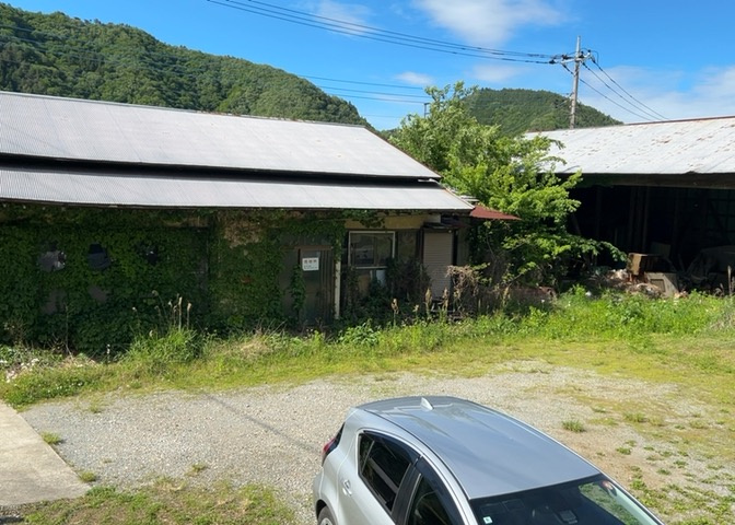 土地の前の道路に消火栓が設置されていることがあります。この場合、道路交通法第45条第1項により、駐車禁止の場所が指定されています。そのため、車庫などの駐車スペースをつくることができない場合があります。