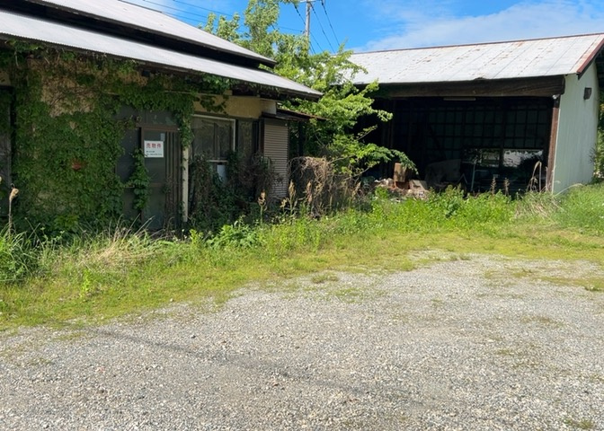現地に行くなら、物件の周囲の地形がどうなっているかを見ることも大切です。周辺より低くなっている土地では、大雨などで水が集まりやすいため、地盤が弱くなっているということも考えられるため、注意が必要です。
