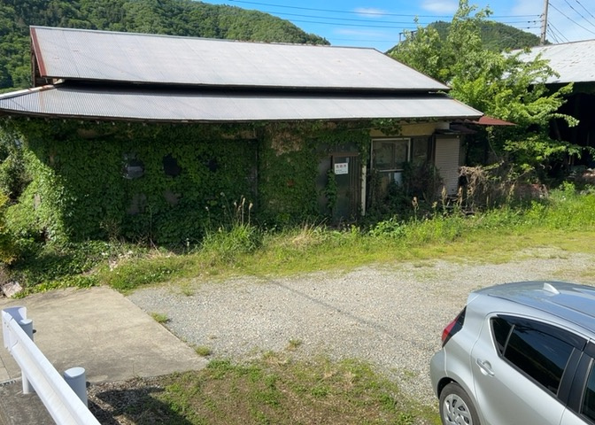 隣家の土地はどうなっているのか、生活利便施設が近くにあるのか、学校まで近いかなど、お客様のライフスタイルにあわせたイメージが重要です。また、近くにあると困る施設が近くにないかも確認するといいでしょう。