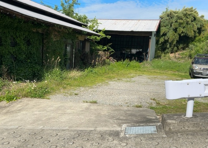土地購入を検討されている場合、境界杭がない状態で購入してしまうと境界確定測量をする必要があり、費用がかかります。購入の前に、売主、隣土地所有者立ち合いのもと境界を確定し境界杭を設置するのがベストです。