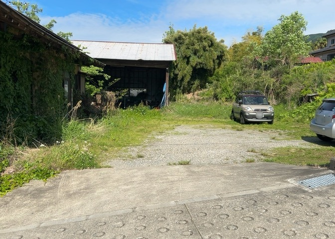家を建てる前提で土地を探している場合、地盤の丈夫さは譲れない条件の一つです。地盤が脆弱だと追加工事が必要となります。また、過去に地盤沈下や液状化現象を起こした土地は、できるだけ避けた方がいいでしょう。