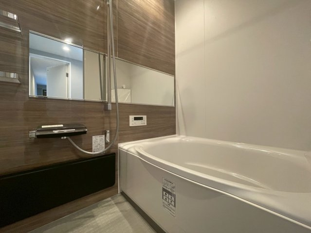 浴室乾燥機、標準仕様です。　高級感のある浴室で、気持ちよくご使用いただけます。