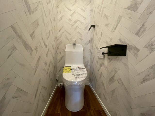 トイレ全体の空間を考慮し、リノベーション致しました。　落ち着いたデザイン、もちろんトイレも新調済み。