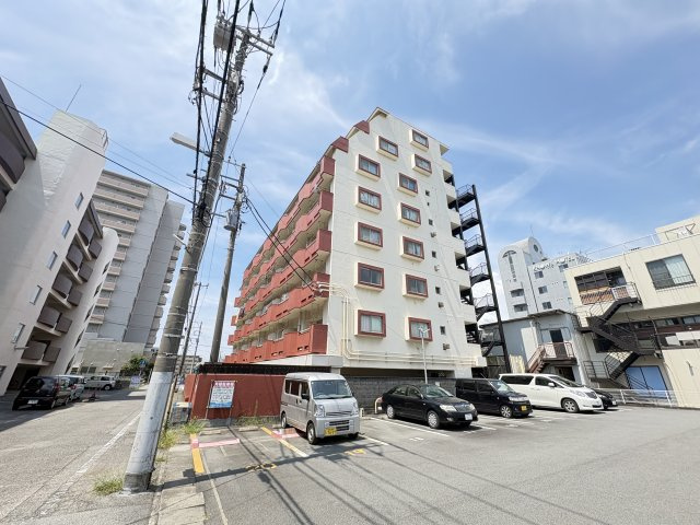 駅も近く、生活しやすい環境です。
