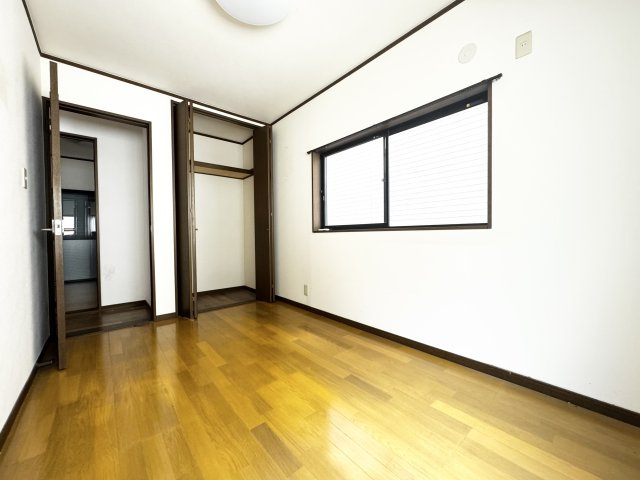 落ち着いた色調の洋室です