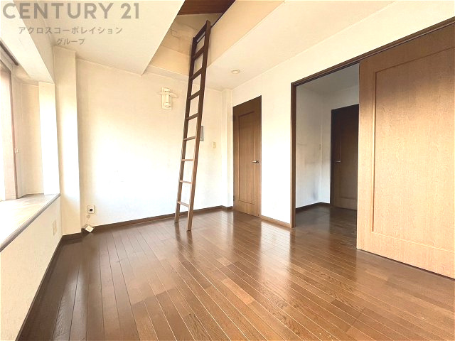 リラックスできるプライベート空間で、快適な睡眠をサポート。個人の好みに合わせたインテリアや寝具で心地良さを追求。プライベートな時間を過ごし、リフレッシュする場所におすすめです。