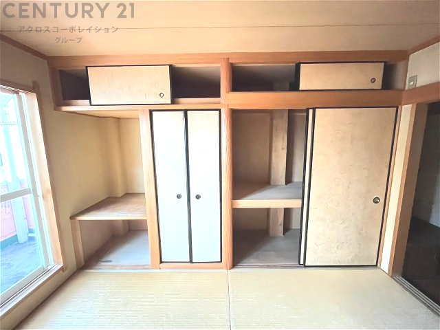 押入れは季節の衣類、寝具などを収納できます。伝統的な美しさと実用性が融合し、収納物を保護する調湿・換気効果があります。使い方によっては書類や小物なども効果的に整理でき空間を有効活用できます。