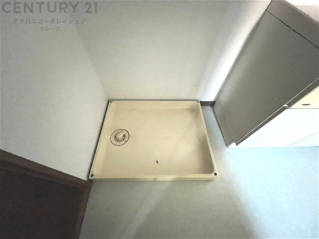 洗濯物の仕分け作業がしやすく、整理整頓が容易になります。洗濯音や湿気を他の部屋に持ち込まず、生活環境を快適に保ちます。上部を活用すれば収納スペースを確保でき洗剤や洗濯用品の整理もしやすくなります。