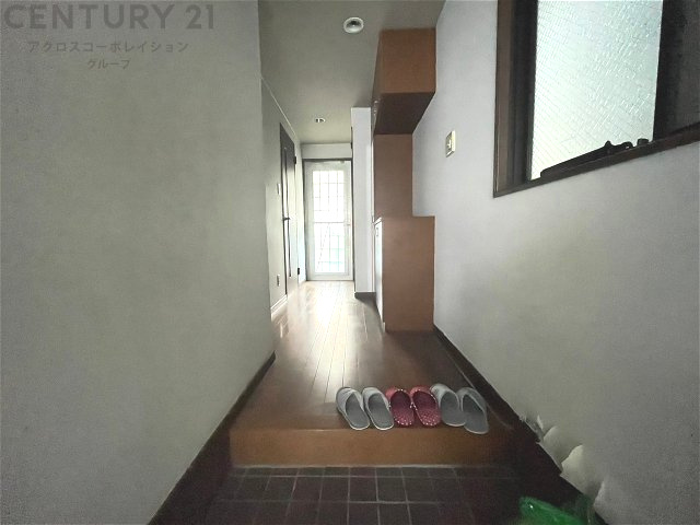 大きな玄関収納付きの玄関です　家族皆様の履物をしっかり収納できます　