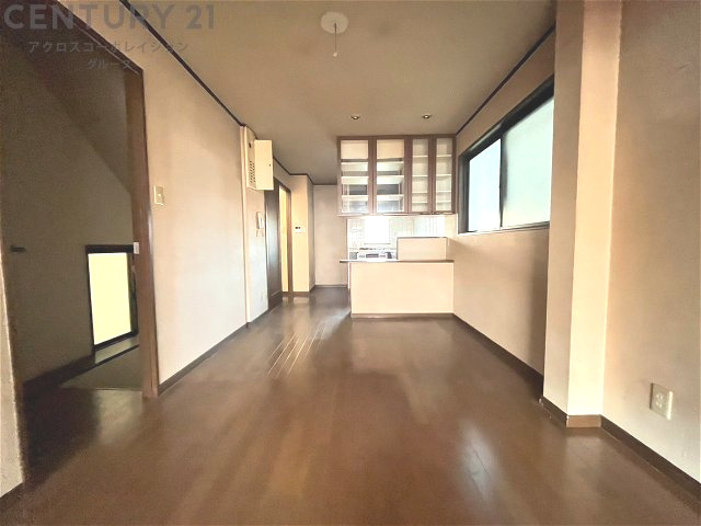 リビングダイニングは家族や友人とのコミュニケーションを楽しむ場所でくつろぎながら食事や会話を楽しめ、多目的に利用できリラックスできる空間です。家庭内の中心として機能し、快適な生活をサポートします。