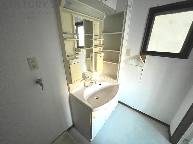 化粧品や洗顔料、歯ブラシなどの必需品をまとめて置ける収納スペースがあり、使用するたびに取り出す手間が省けます。また、水回りのため、濡れても大丈夫な素材が使用されており、お手入れが簡単です。