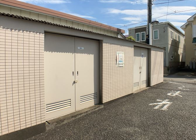 共有部分は、住民なら誰もが使える設備のこと。例えば駐車場やエレベーター、インターネット設備、セキュリティ設備などがあります。他にも、マンションの廊下・外部階段やエントランス・ゴミ置き場などがあります。