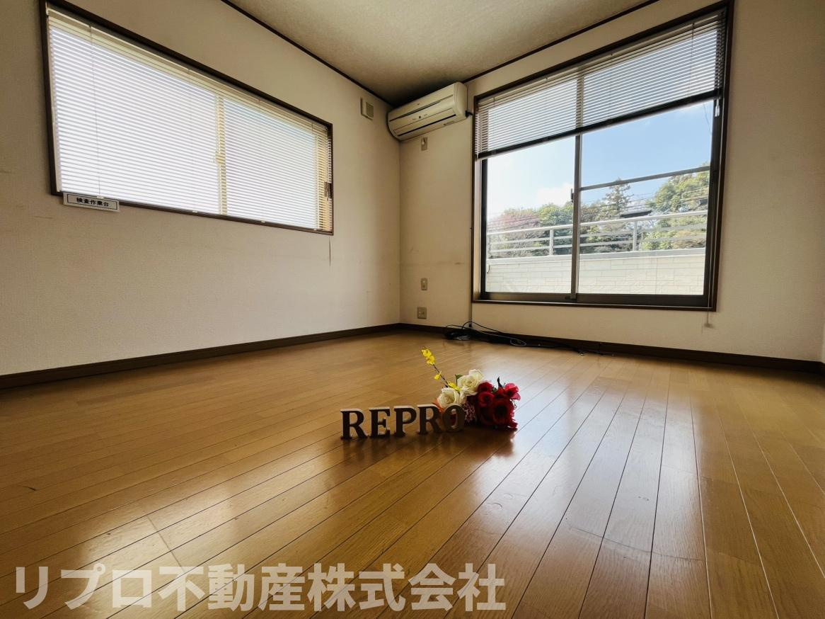2階7．5帖洋室　二面採光で明るいです♪主寝室としていかがですか
