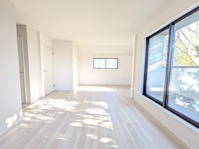 ～2階15.2帖の主寝室　間仕切りをすれば9.7帖・5.5帖の洋室2部屋にも対応可能です～