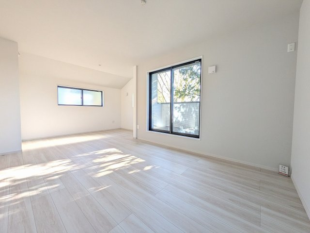 ～2階15.2帖の主寝室　間仕切りをすれば9.7帖・5.5帖の洋室2部屋にも対応可能です～