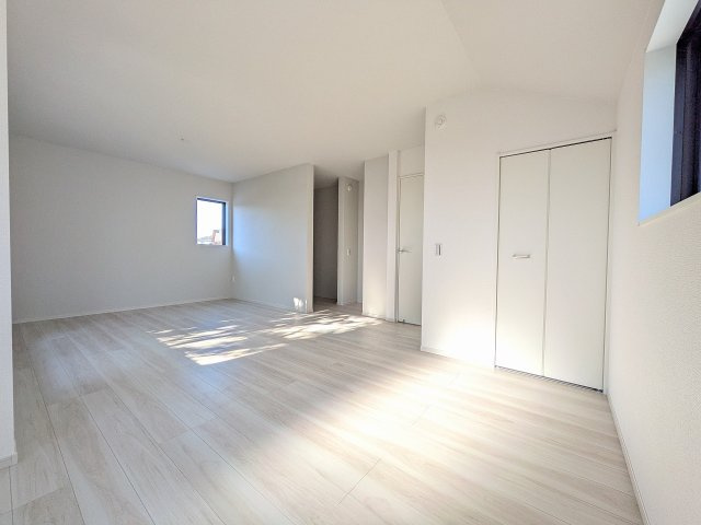 ～2階15.2帖の主寝室　間仕切りをすれば9.7帖・5.5帖の洋室2部屋にも対応可能です～