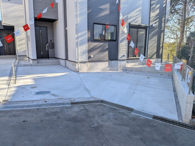～並列2台駐車可能カースペース付き　※車種による～