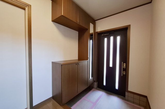玄関：クロス貼替や照明器具新調などリフォーム済み。明るい玄関でお客様を迎えられます。