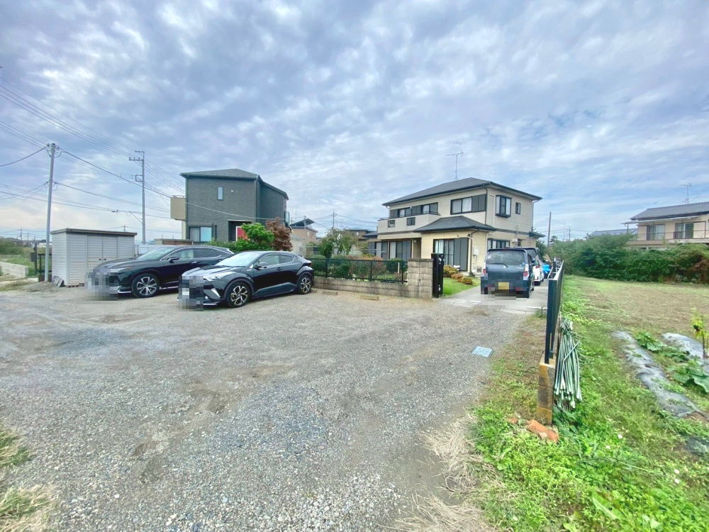 広々とした約167坪の敷地！どなたでも再建築可能です。　お庭や駐車スペースを広く確保できる、ゆとりある住環境。　建築条件がなく、お好きなハウスメーカーで理想の住まいを建てられます。　