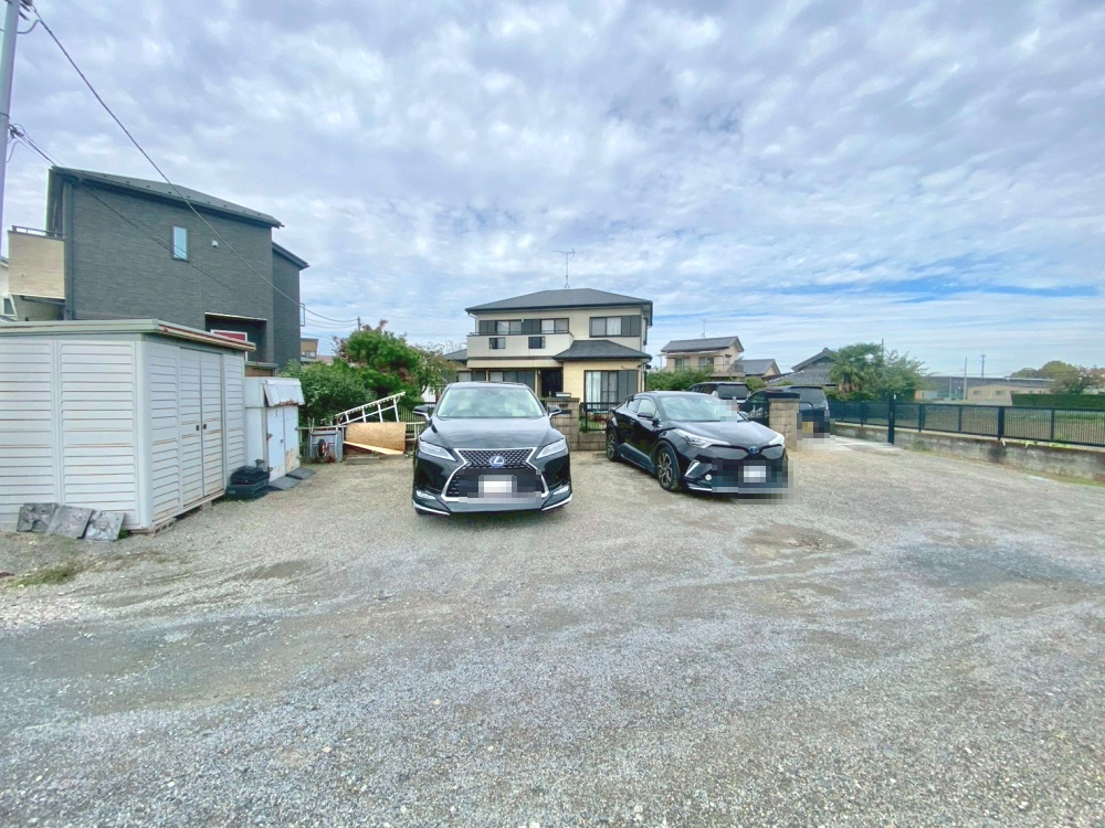 広々とした約167坪の敷地！どなたでも再建築可能です。　お庭や駐車スペースを広く確保できる、ゆとりある住環境。　建築条件がなく、お好きなハウスメーカーで理想の住まいを建てられます。　
