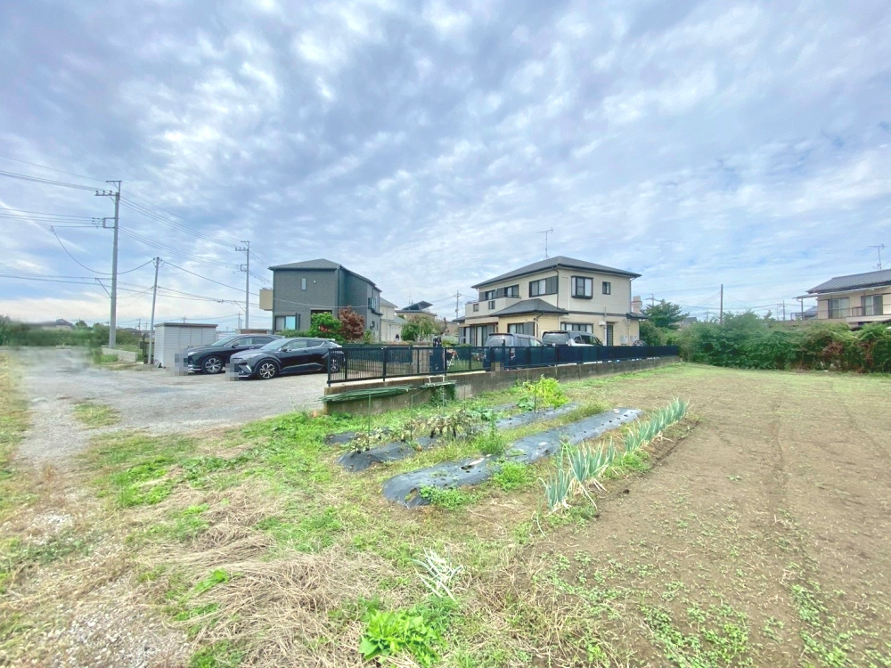 広々とした約167坪の敷地！どなたでも再建築可能です。　お庭や駐車スペースを広く確保できる、ゆとりある住環境。　建築条件がなく、お好きなハウスメーカーで理想の住まいを建てられます。　