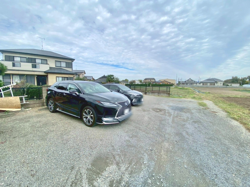 広々とした約167坪の敷地！どなたでも再建築可能です。　お庭や駐車スペースを広く確保できる、ゆとりある住環境。　建築条件がなく、お好きなハウスメーカーで理想の住まいを建てられます。　