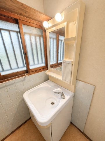 朝の身支度には欠かせない独立洗面化粧台