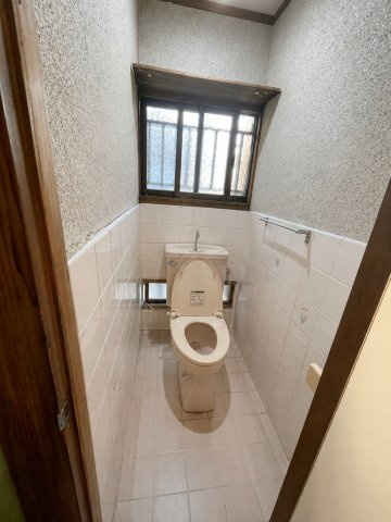 落ち着いた色調のトイレです