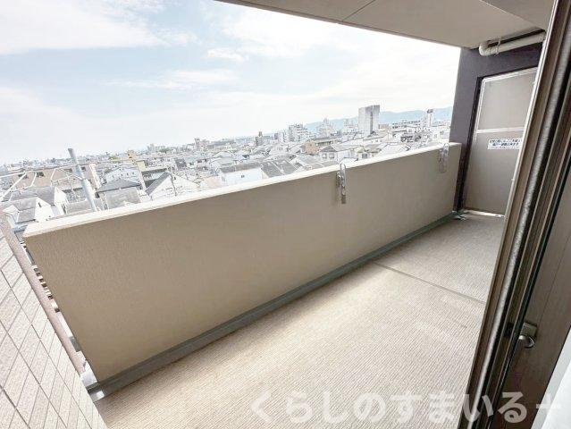 暖かな日差しのふりそそぐバルコニー