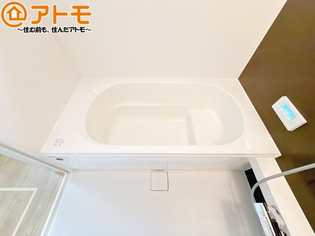 お子様やお年寄りが使いやすいだけでなく、半身浴にも便利なベンチタイプの湯舟です。お湯の節約にも！