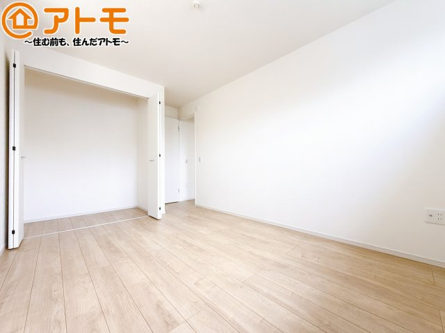 収納スペースもしっかり確保したお部屋は、収納家具の数も減らせるのでお部屋を広く使えます！