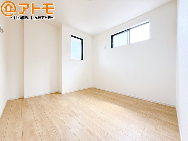 壁と床がシンプルな色合いだからこそ自分だけの空間を作れます♪お部屋作りのイメージは順調でしょうか♪