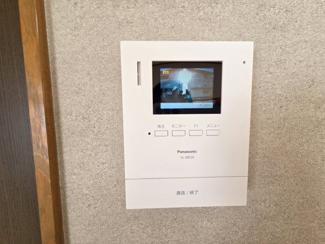 カラーTVモニター付きのドアホンがついています。お子様やご高齢の方がお留守番の時でも安心です！