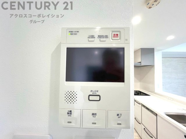 訪問者が来たときにテレビ画面で確認できるため、安心してドアを開けられます。録画機能があるものもあり、留守中に来訪者を記録しておくことができます。利便性が高く、セキュリティ面でも安心です。