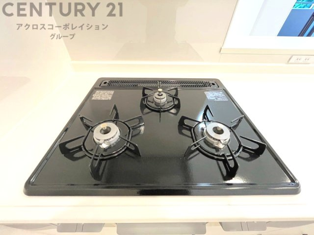 多数の調理器具を同時に使用でき、料理の効率化が可能。省エネで節約になり、様々な料理スタイルに適応できます。また、火力調整が独立しており、手入れや掃除もしやすく、今よりもっとお料理が楽しくなるかも。