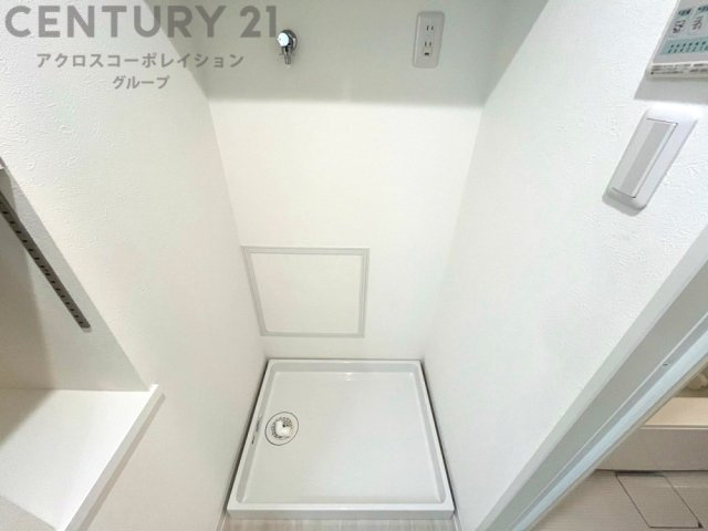 洗濯物の仕分け作業がしやすく、整理整頓が容易になります。洗濯音や湿気を他の部屋に持ち込まず、生活環境を快適に保ちます。上部を活用すれば収納スペースを確保でき洗剤や洗濯用品の整理もしやすくなります。