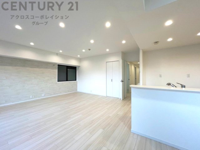キッチン前のダイニングスペース　カウンターキッチンから料理の受け渡し等に便利です。ダイニングセットを置いても十分な広さを確保。