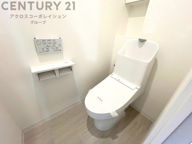 温水洗浄便座付トイレは温水洗浄機能により、暖かい水でおしりを洗浄することができ、冷たい水を使う従来の便座に比べ、温水洗浄機能で暖かいトイレを提供し、快適な使用を可能にします。