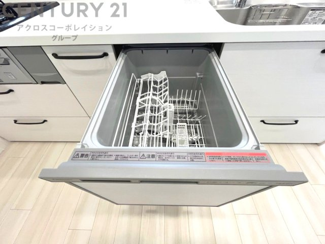 手洗いに比べて時間や労力を節約できることです。また、高温のお湯で洗浄されるため、雑菌や細菌を殺菌する効果もあります。さらに、乾燥機能があるため、手で拭く手間も省け衛生的に保管できます。