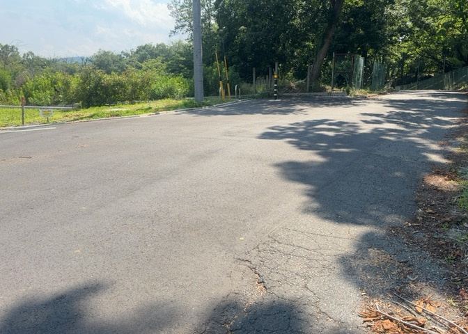 土地の形が極端に長細かったり、狭小地、あるいは道路との高低差がある傾斜地だった場合、後々売ろうとしても買い手がつかない場合もあります。後々、売却することになった時に価値の下がらない土地を選びましょう。