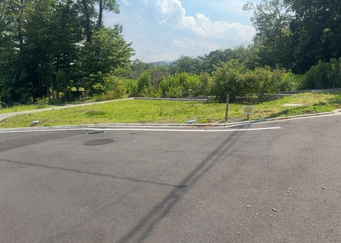 土地の面積＝住宅面積ではありません。建ぺい率の問題などで、土地のある場所によって住宅を建てられる面積は限られています。高さもしかり、「土地」という言葉の中には、建築条件も含まれると考えておきましょう。